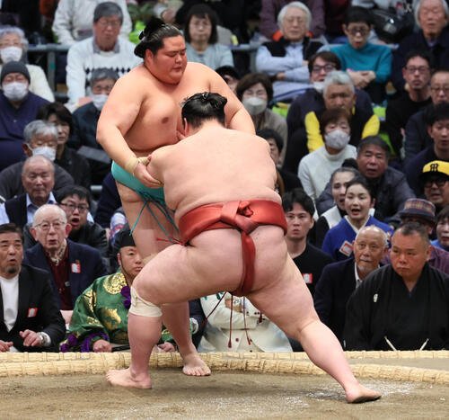 熱海富士(手前)は琴桜を押し出しで破る