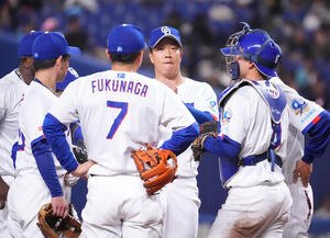 中日対楽天　3回表楽天無死二塁、マウンド上の柳(右から3人目)のもとに集まる中日ナイン(撮影･森本幸一)