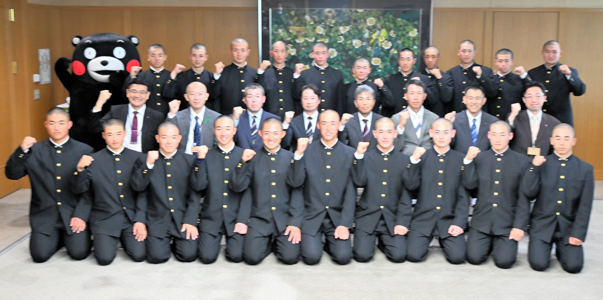 県庁を訪れ、木村敬知事(中列右端)らと記念写真に納まる熊本工の選手たち=2026年3月12日午後4時16分、熊本市中央区水前寺6丁目、伊藤隆太郎撮影