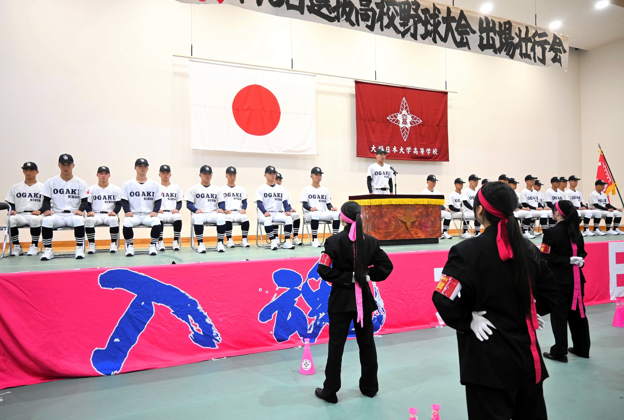 壇上で意気込みを語る山崎智貴主将と選手たち=2026年3月13日、岐阜県大垣市の大垣日大高、高原敦撮影