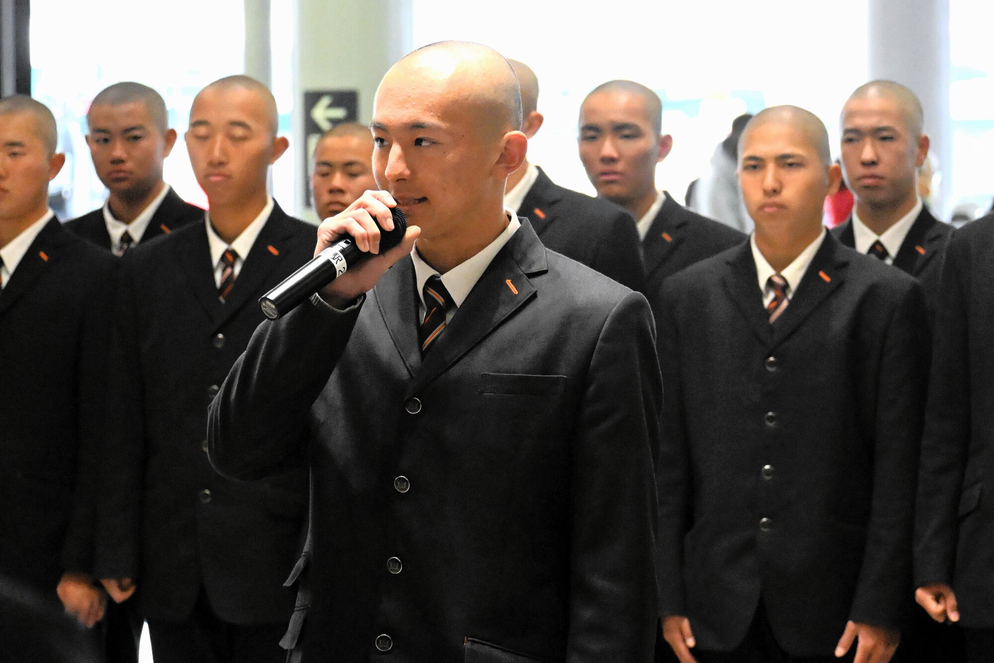 決意表明をする崇徳の新村瑠聖主将=2026年3月13日午前10時24分、JR広島駅、相川智撮影