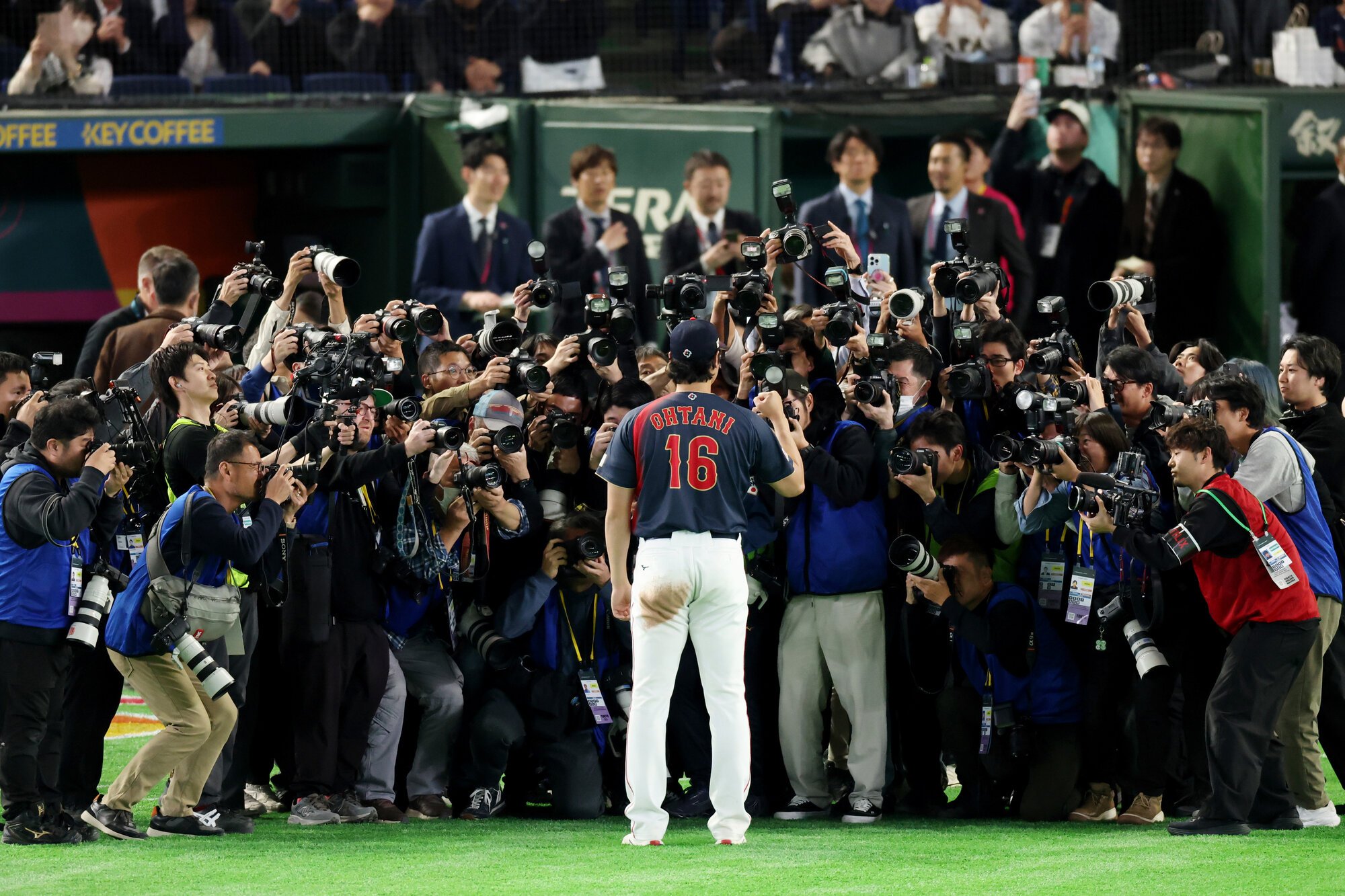 ヒーローインタビューの後、報道陣の写真撮影に応える大谷翔平⑯=内海日和撮影