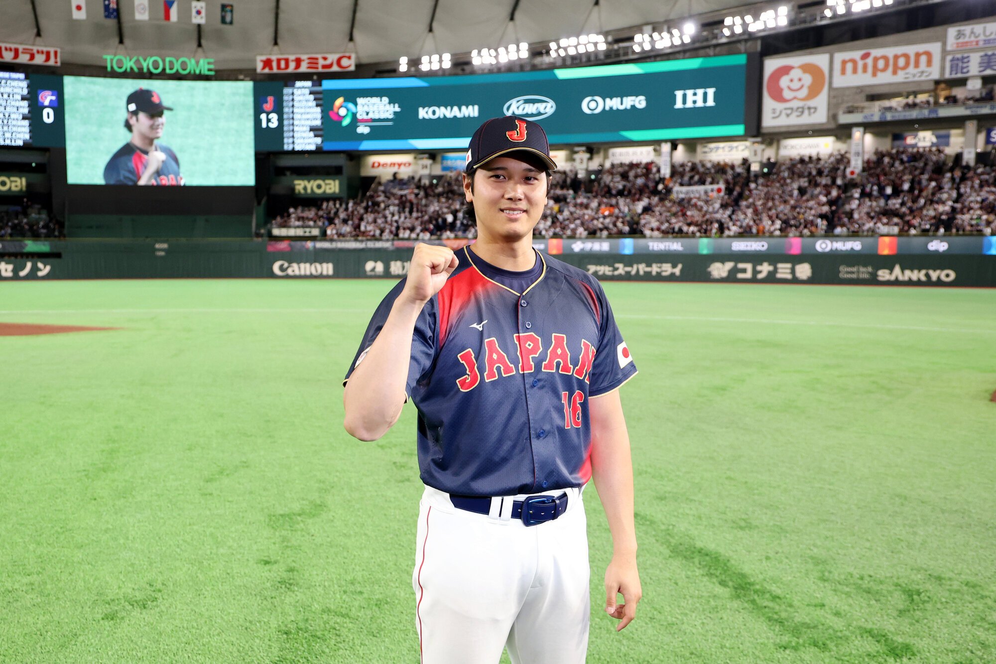 ヒーローインタビューの後、ポーズする大谷翔平=友永翔大撮影