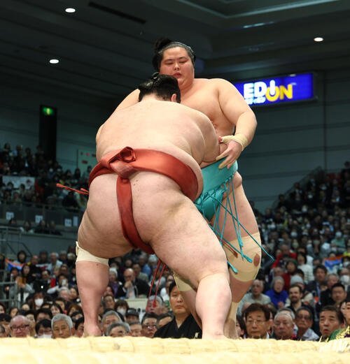 熱海富士(手前)は琴桜を押し出しで破る(撮影･上山淳一)