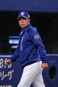 中日対楽天　5回終了、選手交代を告げる井上監督(撮影･森本幸一)