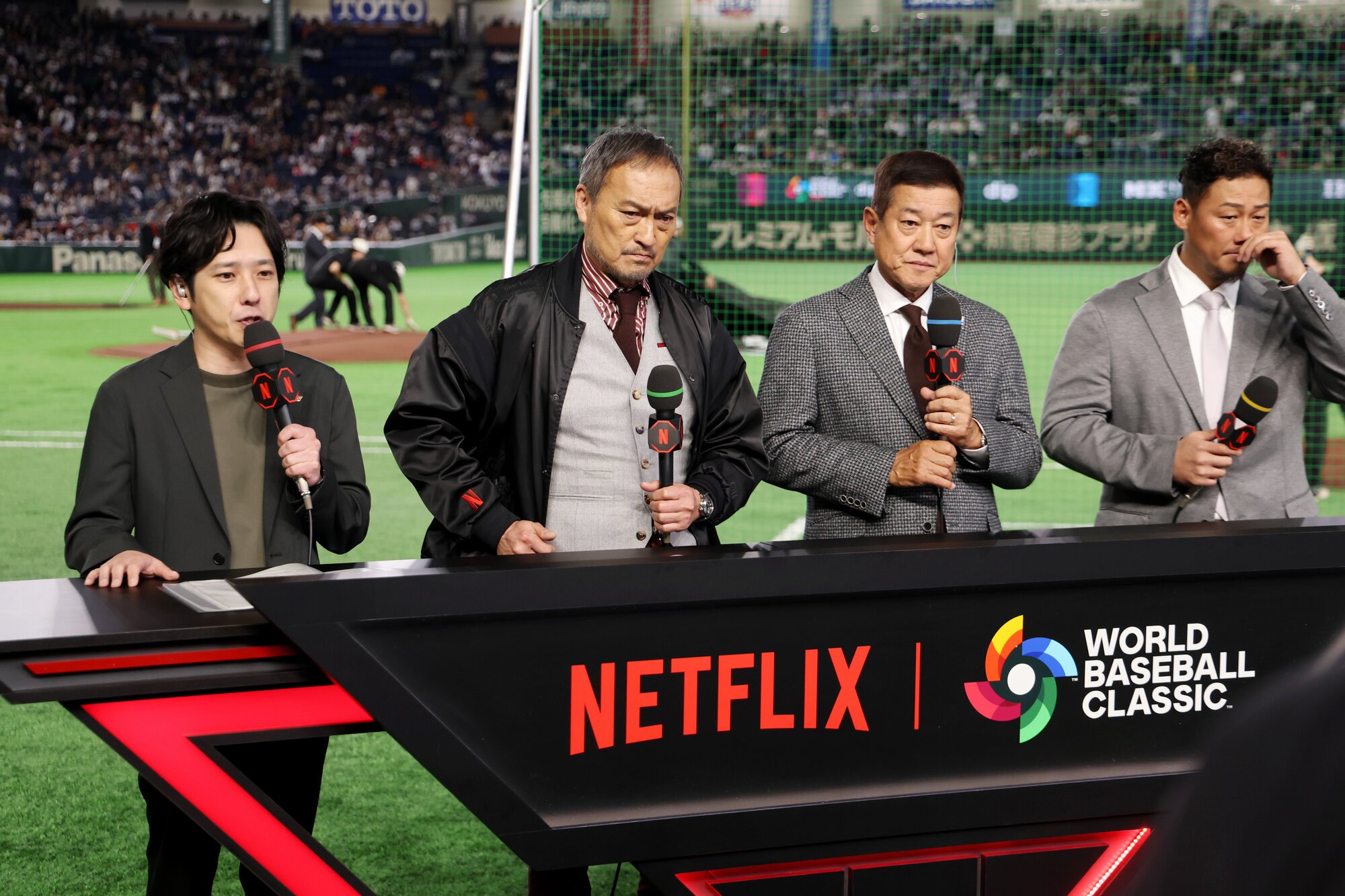 NETFLIXの中継に出演する二宮和也さん(左端)、渡辺謙さん(左から2人目)ら=友永翔大撮影