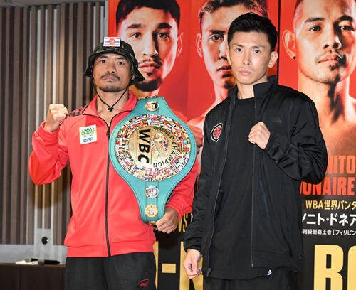 U－NEXT BOXING.5の記者会見後の写真撮影で、ポーズをとる岩田(右)とノックアウト(撮影･千葉一成)