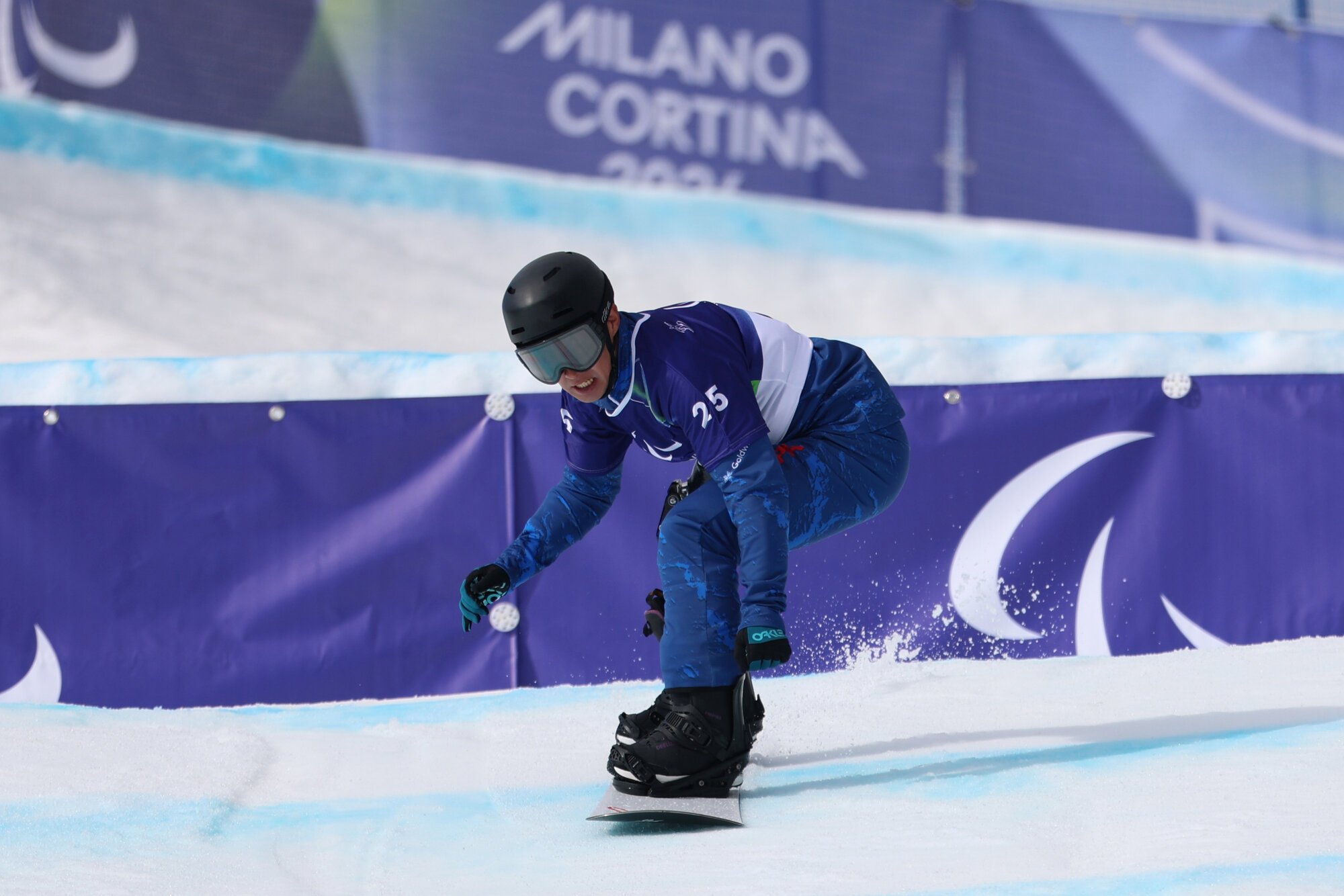 パラスノーボード男子バンクドスラローム(大腿〈だいたい〉障害)で、1回目を滑る小須田潤太=井手さゆり撮影