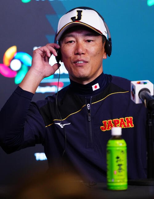 練習を終え会見に臨む井端監督(撮影･垰建太)