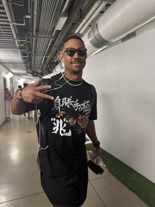 ｢身勝手の極意　“兆”｣と書かれたTシャツ姿で球場入りするドミニカ共和国のフリオ･ロドリゲス