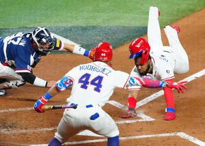 ドミニカ共和国対韓国　2回裏ドミニカ共和国1死一塁、カミネロの適時二塁打で一気に生還するゲレロ(撮影･垰建太)