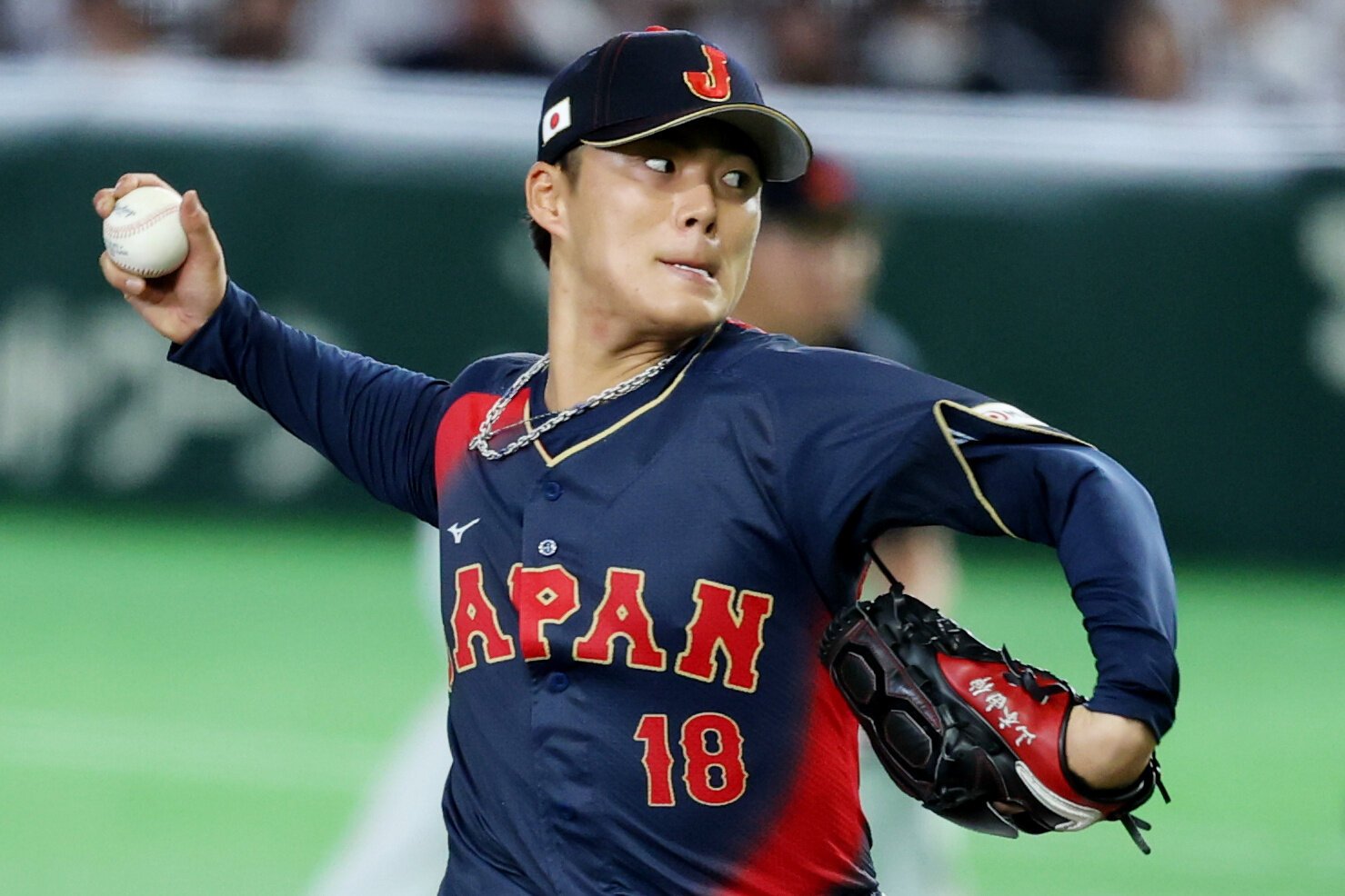 台湾戦で力投する日本先発の山本由伸=金居達朗撮影