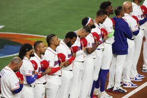 試合前、国歌斉唱するドミニカ共和国の先発メンバーら=金居達朗撮影