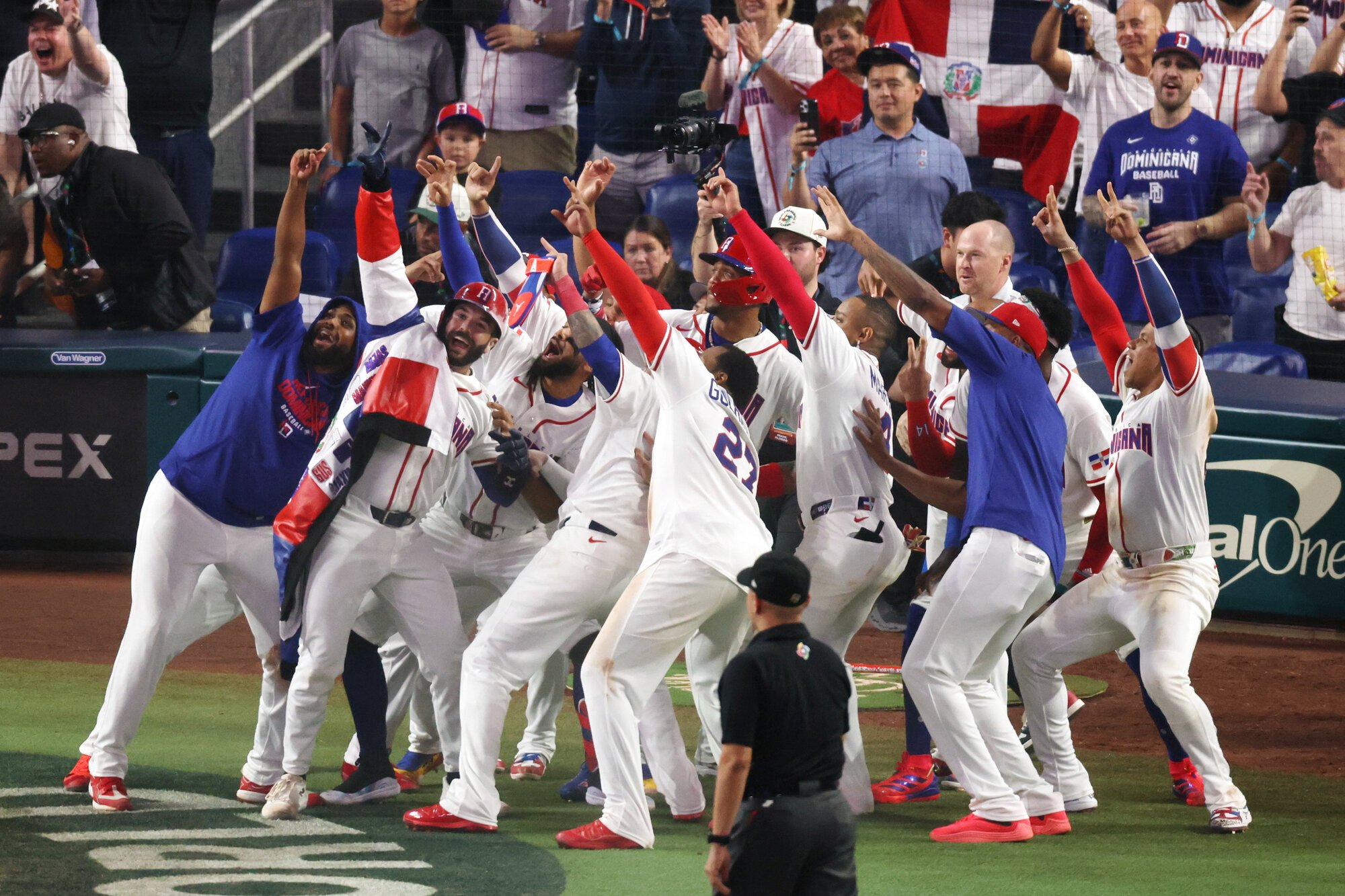 韓国にコールドで勝利し、喜ぶドミニカ共和国の選手たち=金居達朗撮影