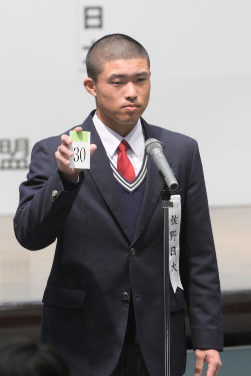 6日、組み合わせの抽選を引く佐野日大の中村盛汰主将(撮影･滝沢美穂子)