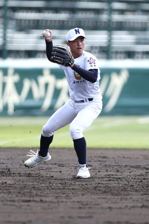甲子園練習でノックを受ける佐野日大･中村主将(撮影･前田充)