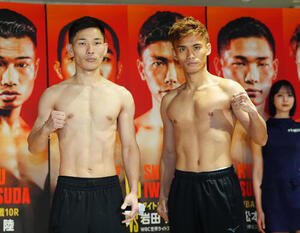 WBA世界ミニマム級タイトルマッチの公式計量後、写真に納まる王者の松本(左)と同級4位の高田(撮影･江口和貴)