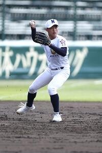 甲子園練習でノックを受ける佐野日大･中村主将(撮影･前田充)