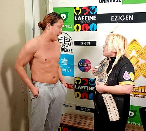 バックステージでもメガトンをどう喝した黒潮TOKYOジャパン(左)だったが、後の祭りだった