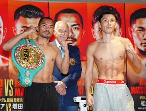 WBC世界ライトフライ級タイトルマッチの公式計量後、写真に納まる王者のノックアウト(左)と同級2位の岩田(撮影･江口和貴)
