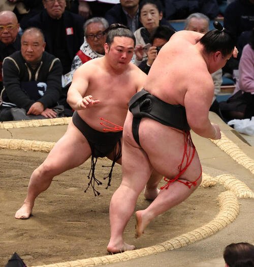 幕下の炎鵬(左)は日向丸と押し出しで破り3勝目を挙げた(撮影･西尾就之)