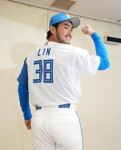 巨人対日本ハム　入団会見に臨む新外国人捕手の林家正(撮影･井上学)