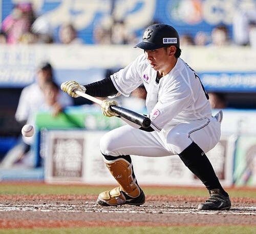 ロッテ対西武　9回裏ロッテ1死三塁、寺地は投前にサヨナラスクイズを決める(撮影･小沢裕)