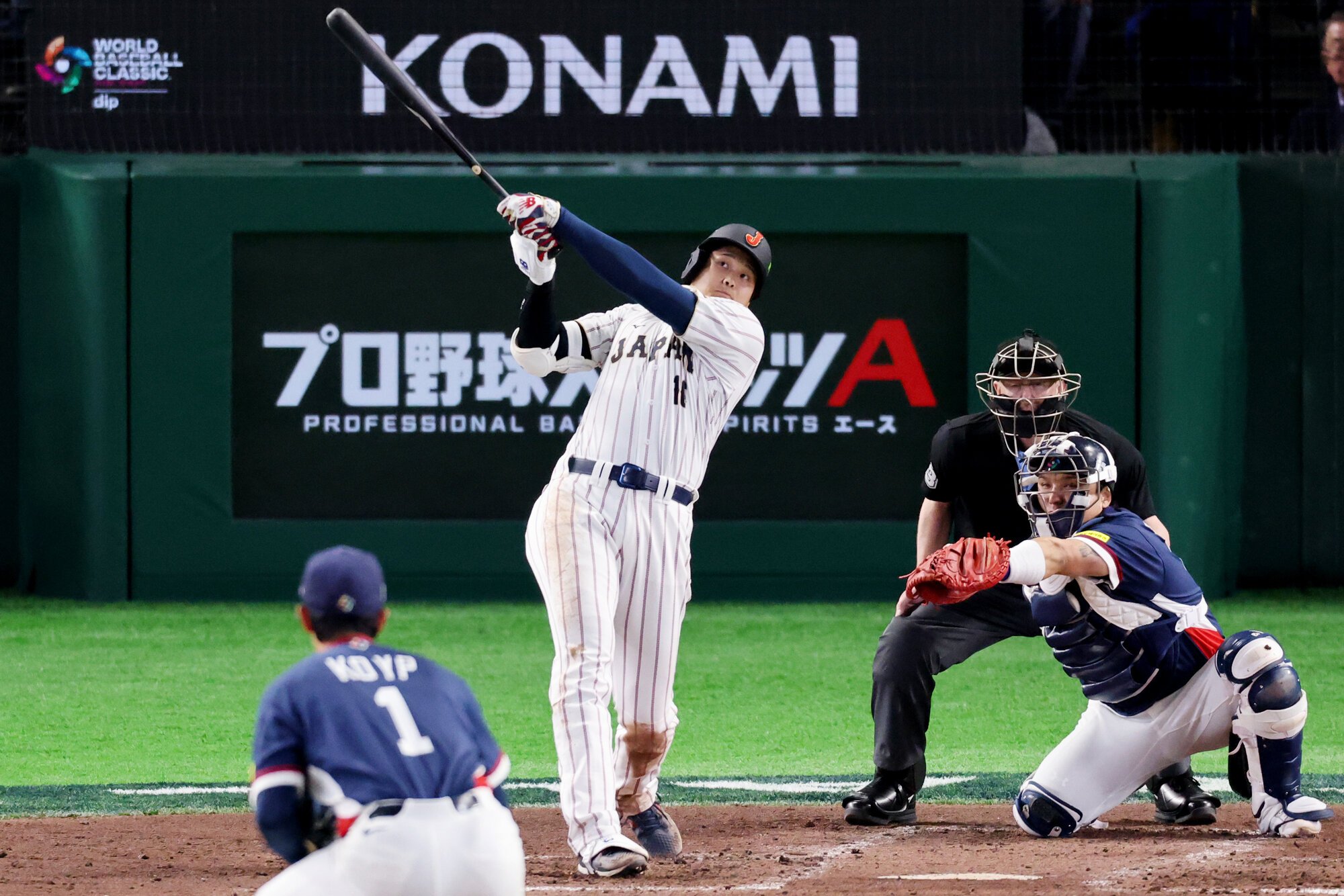 7日の韓国戦で本塁打を放つ大谷翔平