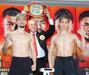 WBO世界フライ級タイトルマッチの公式計量後、写真に納まる王者のオラスクアガ(左)と同級6位の飯村(撮影･江口和貴)
