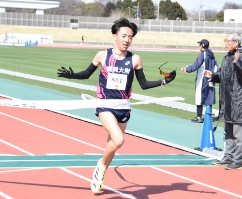 1組目トップでゴールした青学大新入生の古川(撮影･泉光太郎)