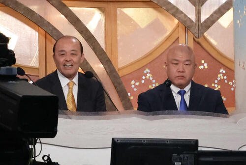 NHKのゲストとして放送席に座る阪神岡田オーナー付顧問(左)。右は藤島親方(撮影･西尾就之)