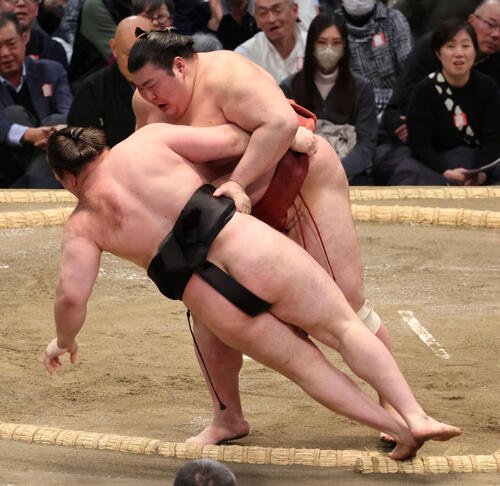 熱海富士は上手投げで安青錦を下す(撮影･西尾就之)