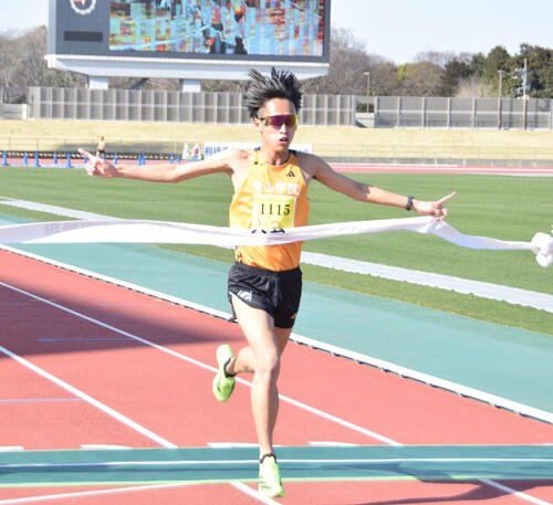 トップでゴールした青学大の小河原(撮影･泉光太郎)