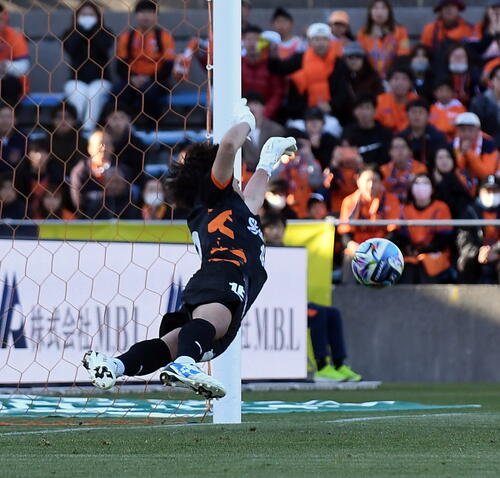 PK戦、相手4人目のキックを止める清水梅田