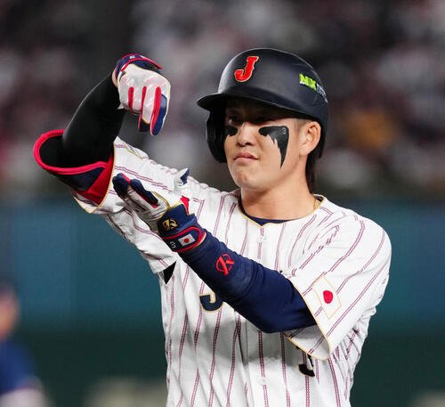 3月10日　日本対チェコ　2回裏日本1死、中前打を放ち、お茶たてポーズを見せる小園