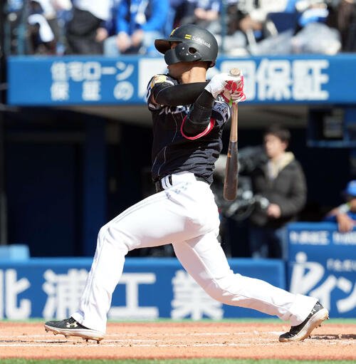 DeNA対ソフトバンク　2回表ソフトバンク1死二塁、右前に先制適時打を放つ今宮(撮影･たえ見朱実)