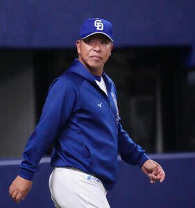 中日対楽天　6回終了、選手交代を告げる井上監督(撮影･森本幸一)