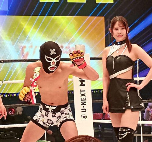 快勝した戦闘員1号。試合はマスクを脱いで行います。素顔が見たい方は会場へ(右はKNOCK OUTガールズの神楽坂茜)