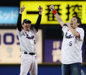 ヤクルト対オリックス　引退セレモニーでFUNKY MONKEY BΛBY’Sのファンキー加藤(右)と盛り上がるヤクルト川端(撮影･宮地輝)