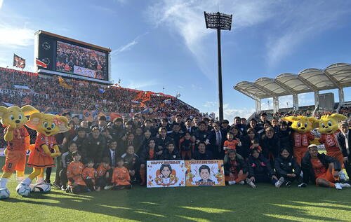 清水対岡山　誕生日を迎えた吉田監督と高木(前列中央)を囲み写真に納まる清水の選手ら