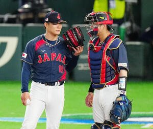 3月6日、WBC1次ラウンド台湾対日本　3回裏途中、マウンドで言葉を交わす先発の山本由伸(左)と捕手若月