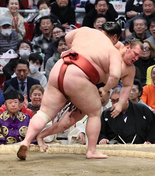 熱海富士に上手投げで敗れ4敗目を喫した安青錦