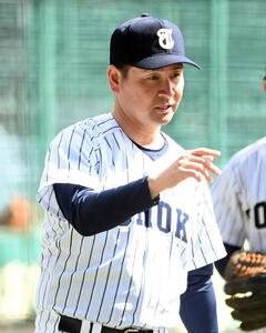 甲子園練習を行う東北の我妻敏監督(撮影･石井愛子)