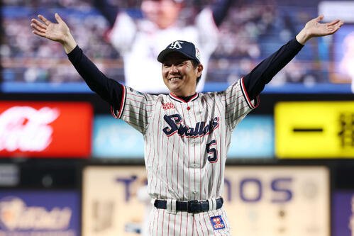 ヤクルト対オリックス　引退セレモニーで笑顔で手を振るヤクルト川端(撮影･宮地輝)