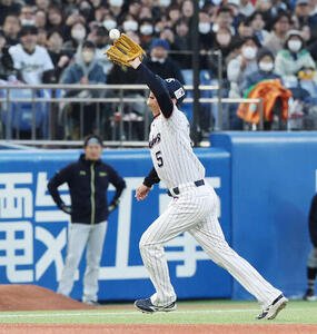 ヤクルト対オリックス　9回表オリックス2死、来田の遊飛を捕球する川端(撮影･宮地輝)