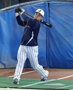 打撃練習する近藤(26年3月撮影)