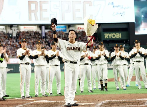 巨人対日本ハム　引退試合後、選手の拍手の中、スタンドにあいさつする巨人長野(撮影･浅見桂子)