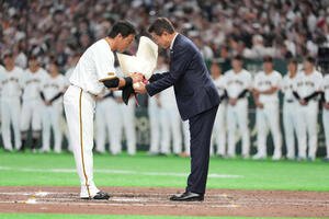 巨人対日本ハム　原辰徳氏から花束を受け取る長野(撮影･井上学)