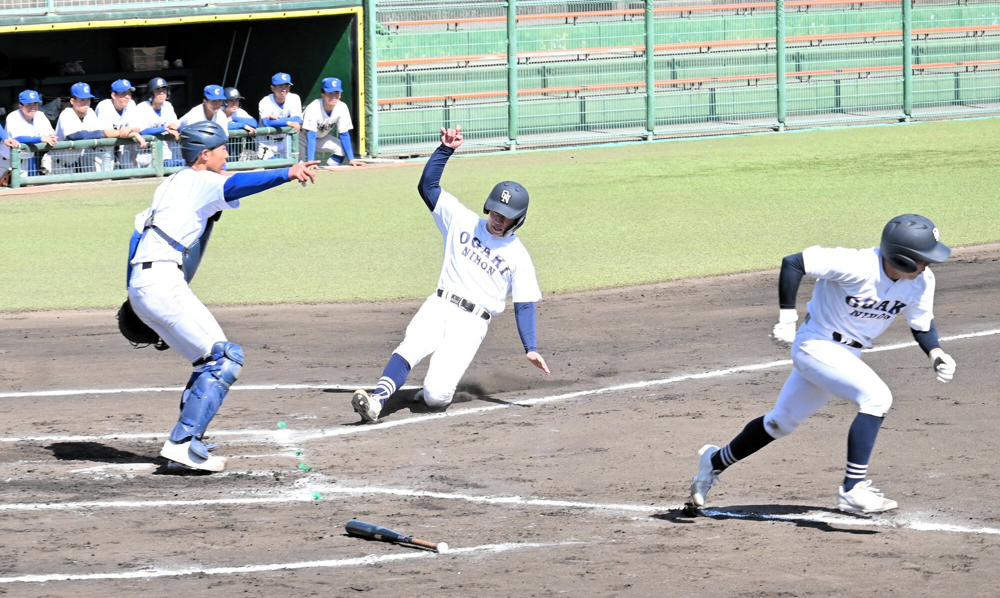大垣日大―豊橋中央　第2試合の二回、大垣日大･座間がスクイズを決めて吉村が生還。リードを広げる=2026年3月14日、大垣、高原敦撮影