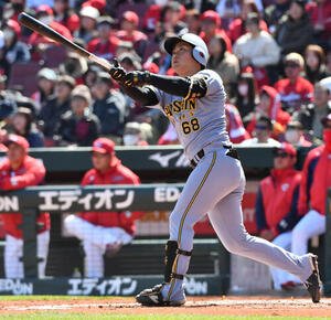 広島対阪神　3回表阪神1死一塁、中川は左越え2点本塁打を放つ(撮影･岩下翔太)